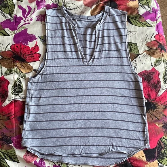 Lululemon Yogi Cut Off Tee - Picture 4 of 7